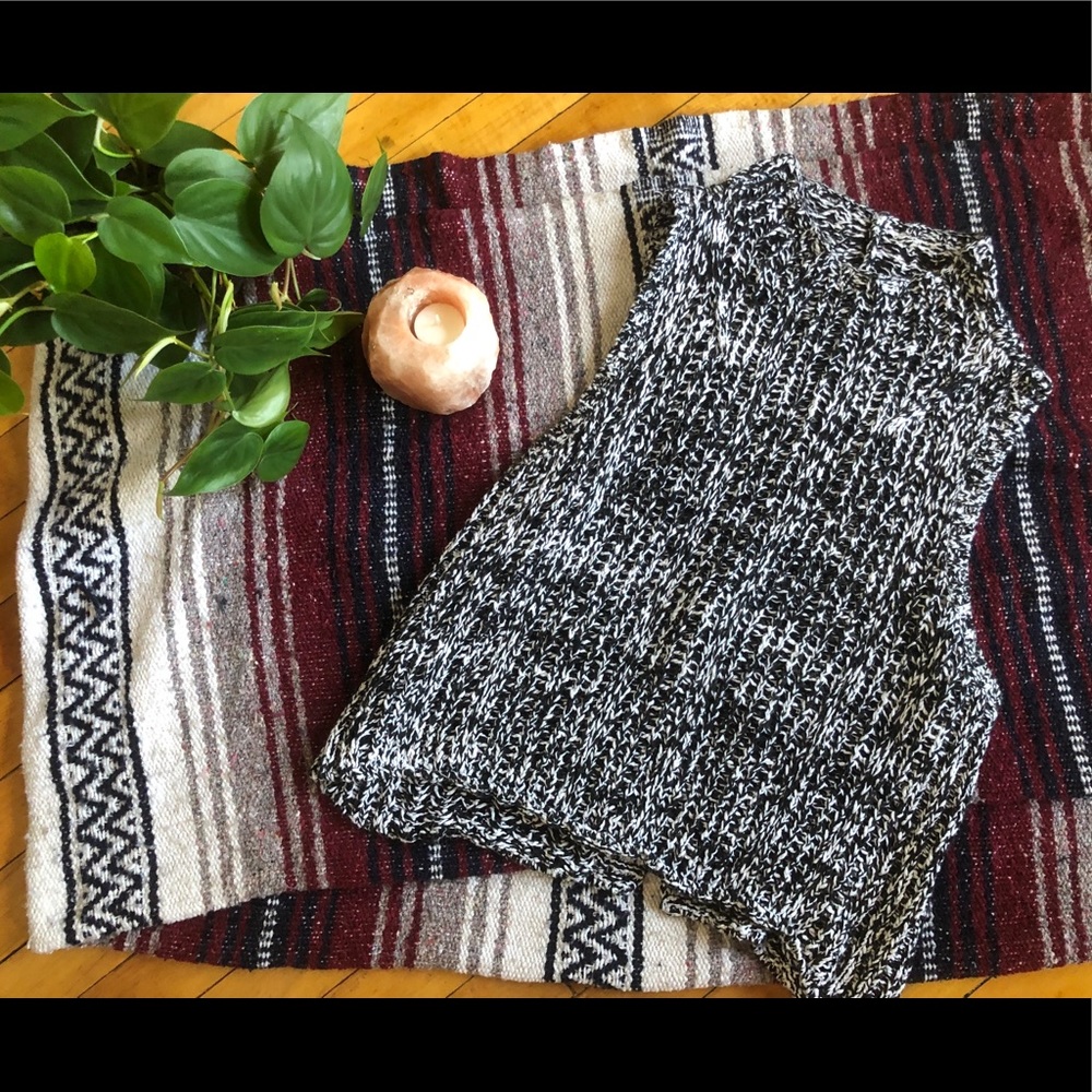 Hollister Black&white crochet knit sleeveless top